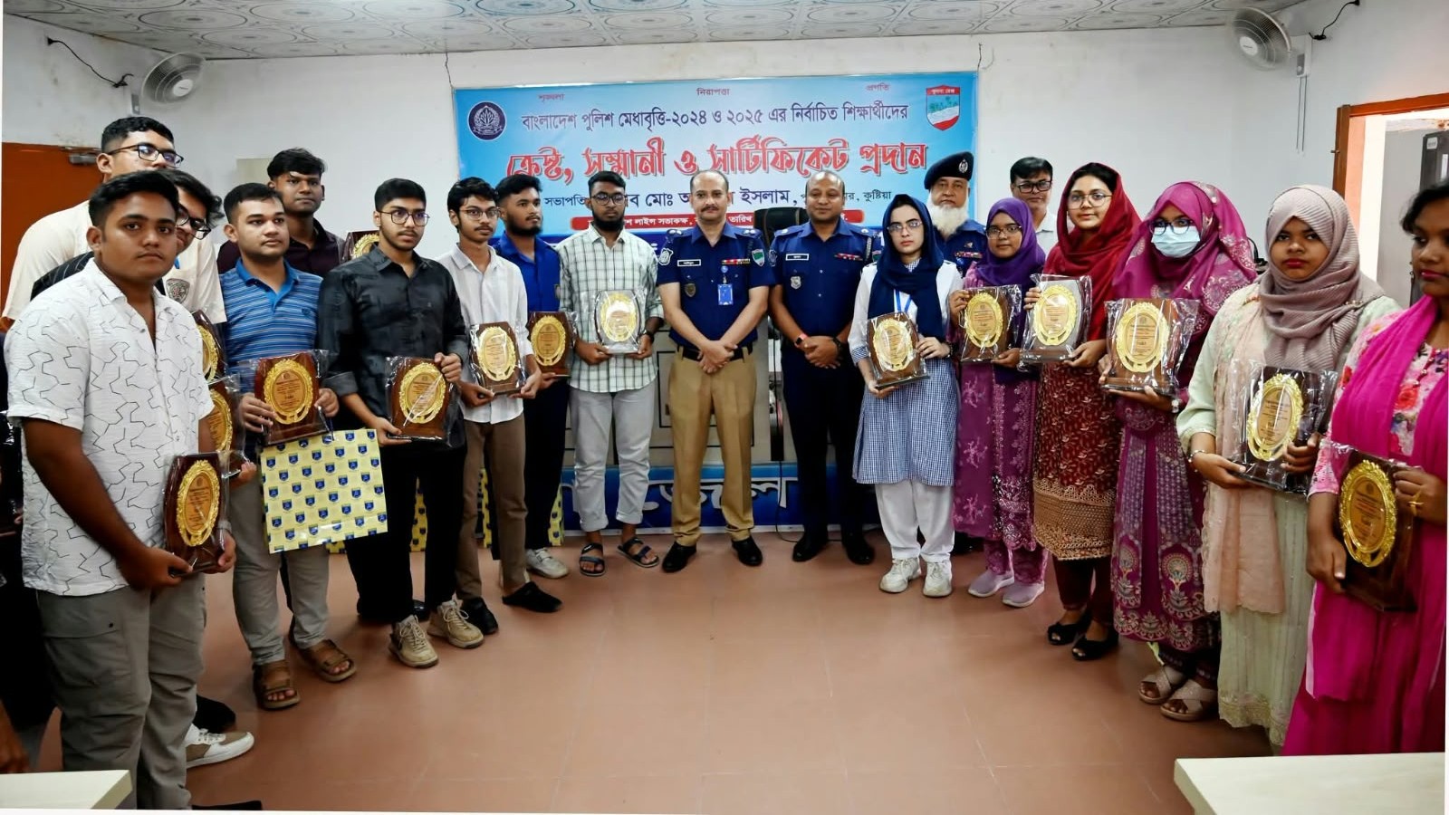 কুষ্টিয়ায় পুলিশ সদস্যদের সন্তানদের মেধাবৃত্তি প্রদান